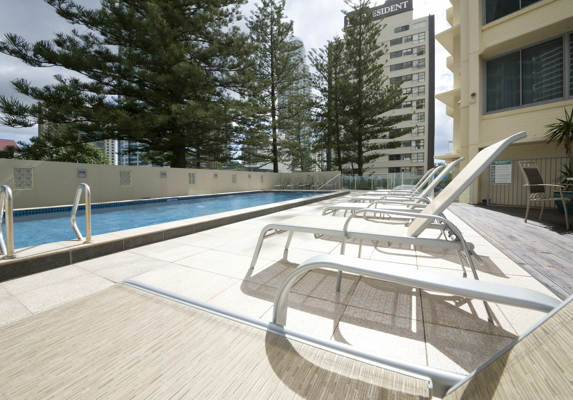 Berkeley On The Beach Gold Coast Bagian luar foto