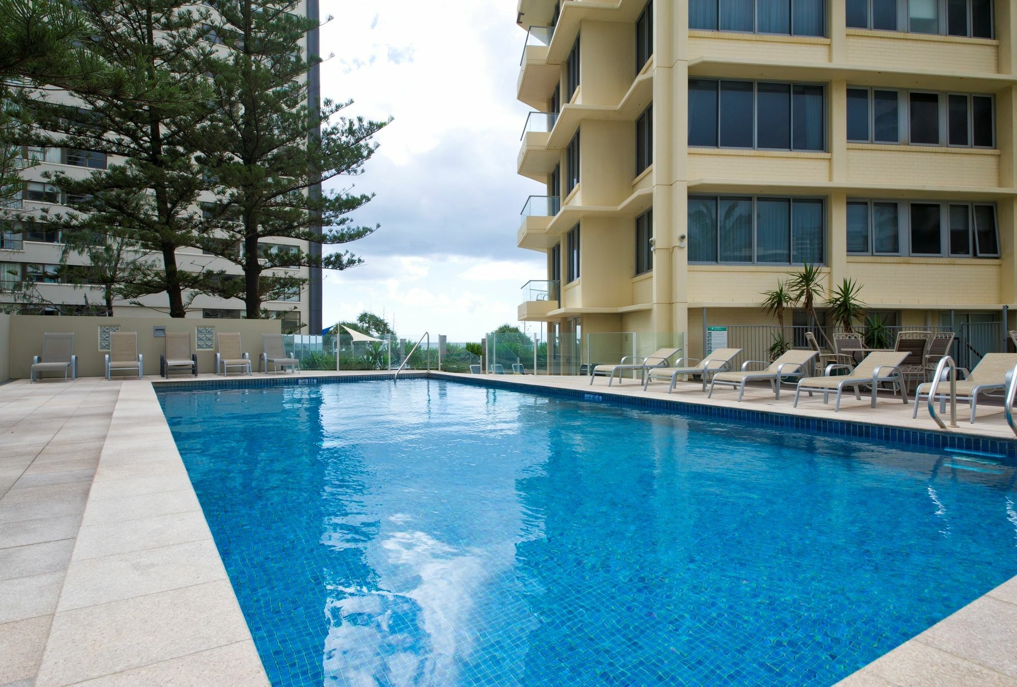 Berkeley On The Beach Gold Coast Bagian luar foto