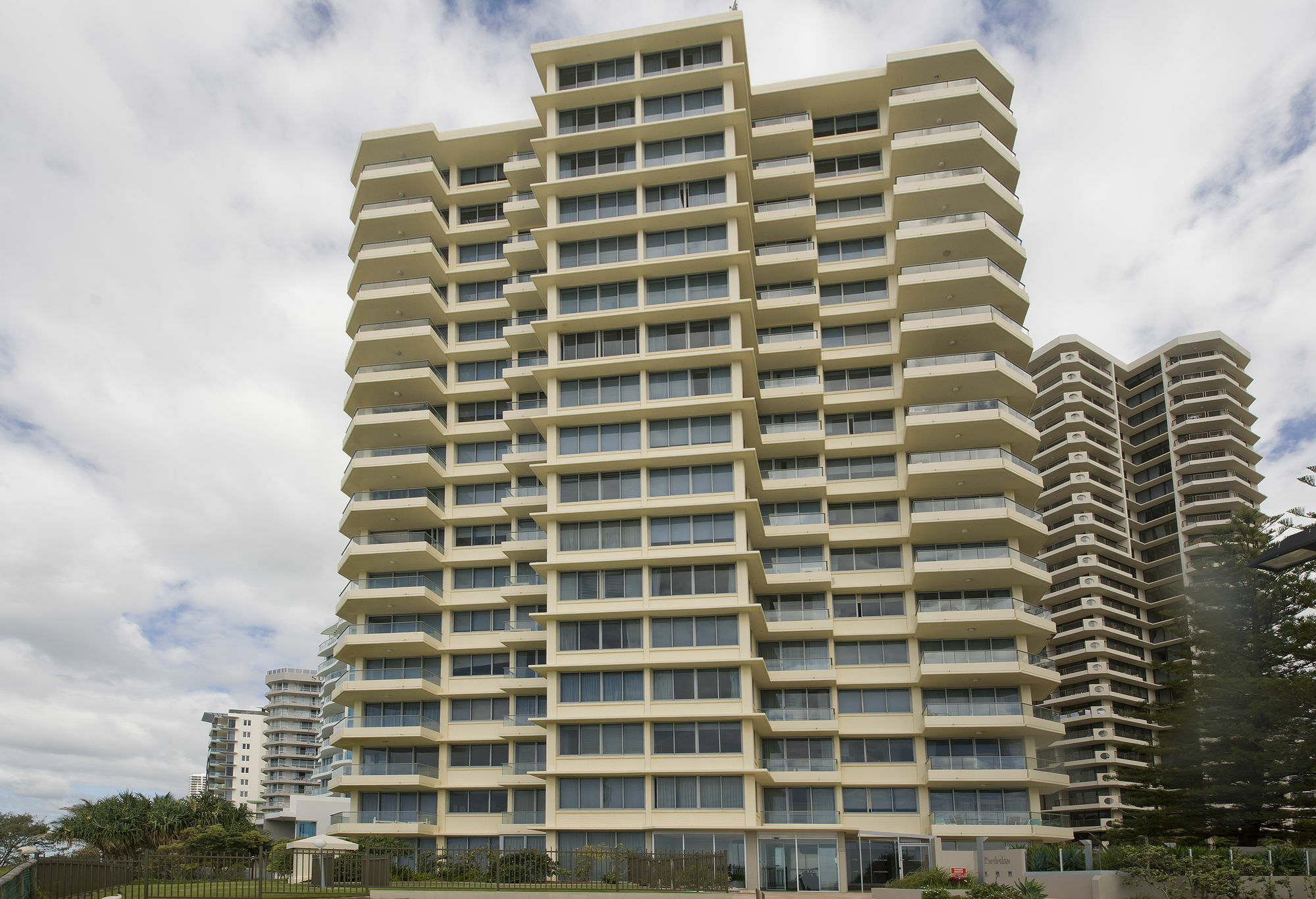 Berkeley On The Beach Gold Coast Bagian luar foto